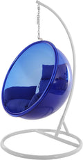 Fauteuil suspendu translucide avec coussin bleu et cadre blanc